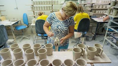 Maszyny nigdy nie zastąpią ludzi, dlatego firma nie rezygnuje z kubków i filiżanek produkowanych ręcznie od podstaw 