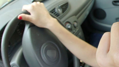 Kobieta wyjeżdżała samochodem z garażu. Nagle usłyszała krzyk dziecka