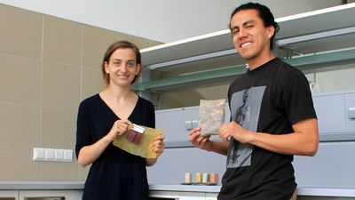 Róża Rutkowska i Josh Brito, Polka i Amerykanin, którzy tworzą jeden z najbardziej obiecujących startupów w Polsce, spółkę MakeGrowLab. Jadalne opakowania i eko-skóra tkana przez bakterie – to tylko niektóre z ich zielonych pomysłów
