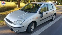 Chciał przeprowadzić rower przez jezdnię, wszedł pod jadący samochód. Ciężkie obrażenia