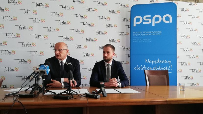 Prezydent Krzysztof Żuk i Maciej Mazur, dyrektor zarządzający PSPA<br />

