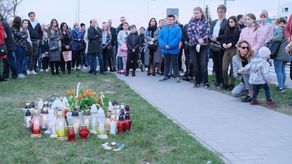 31 marca mieszkańcy pobliskiego osiedla spotkali się przy przejściu, gdzie zginęła 12-latka. Tego dnia dziewczynka obchodziłaby 13. urodziny 
