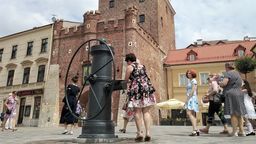 Lublin: Studnia przy Bramie Krakowskiej już służy spragnionym przechodniom