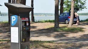 Naklejka na urządzeniu ostrzega, że postój na gapę może kosztować 50 zł