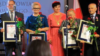 Starosta Danuta Smaga wręczała odznaczenia zasłużonym, m.in. byłej prezydent Puław, Jadwidze Piskorskiej-Pliszczyńskiej 