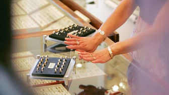 Pracownica salonu jubilerskiego w Lublinie zamieniała drogie brylanty na niewiele warte cyrkonie