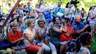Rodzinnie i artystycznie. POK-frontacje przed Pałacem Marynki w Puławach [zdjęcia]
