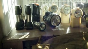 Slipy koloru khaki, śpiwory, latarki i nie tylko. Wojsko wyprzedaje sprzęt