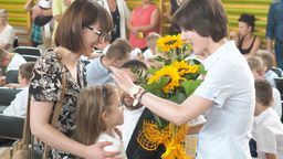 Prezent dla nauczyciela na zakończenie roku. Wraca moda na skromne podarunki