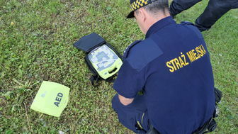 Straż Miejska w Lublinie dostała defibrylatory. Same podpowiadają co należy robić