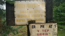 Tabliczki przy zbiorniku