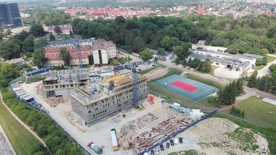 Widok na budowę od strony ul. Głębokiej. W tyle powstający Wydział Politologii, na pierwszym planie Instytut Psychologii. Przed nim w przyszłości powstanie Instytut Pedagogiki
