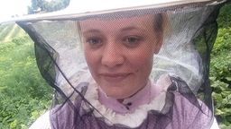 Tylko w takim zabezpieczeniu mieszkanka Anielina pani Aleksandra może wyjść spokojnie do ogródka, by nie wrócić pogryziona przez komary
