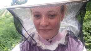 Tylko w takim zabezpieczeniu mieszkanka Anielina pani Aleksandra może wyjść spokojnie do ogródka, by nie wrócić pogryziona przez komary
