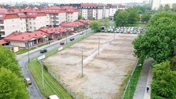 Protestujący twierdzą, że powstanie kolejnych mieszkań spowoduje problemy z wyjazdem z osiedla, kłopoty z parkowaniem i że trudniej będzie o miejsca w przedszkolu