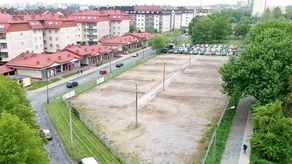 Protestujący twierdzą, że powstanie kolejnych mieszkań spowoduje problemy z wyjazdem z osiedla, kłopoty z parkowaniem i że trudniej będzie o miejsca w przedszkolu