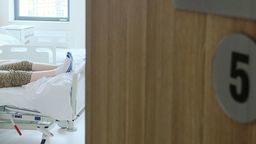 Pacjent skarży się na wysoką temperaturę. Dyrektor: "Tak jest w całym szpitalu, na salach chorych również"