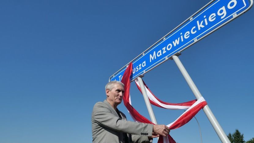 Wojciech Mazowiecki odsłania tablicę z nazwiskiem patrona nowej alei w Lublinie - Tadeusza Mazowieckiego