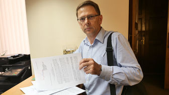 Dariusz Jaremek, sekretarz Zarządu Dzielnicy Czuby Północne przyniósł w poniedziałek do Ratusza listy z podpisami przeciwników budowy wieżowca przy ul. Jutrzenki.