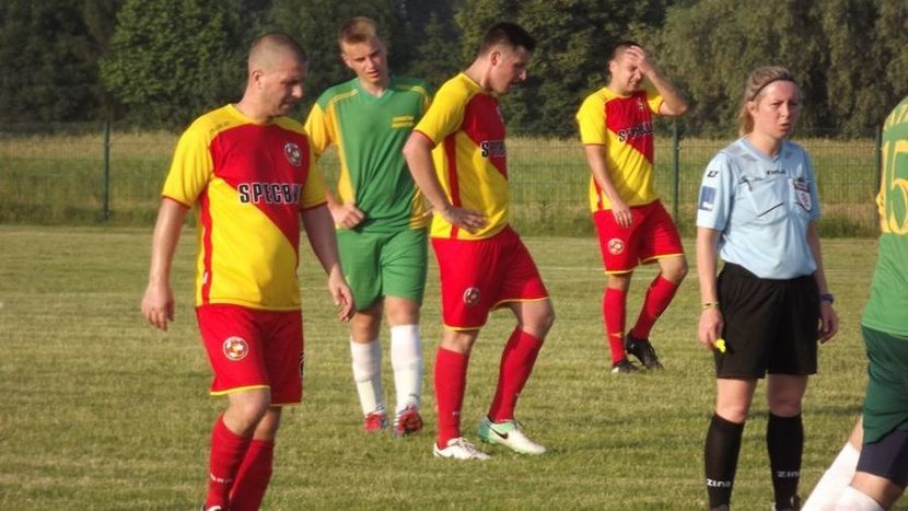 Karol Kiedrzynek (w środku, żółto-czerwony strój) strzelił dla drużyny z Pawłowa sześć goli w meczu z Tatranem Kraśniczyn