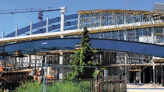 Cała konstrukcja dachu, łącznie z poszyciem, powinna być ukończona pod koniec wakacji