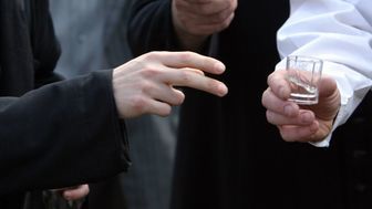 Czterech nieprzytomnych zabrano z bramy weselnej. Jeden miał aż 8 promili!