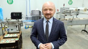 W maju firma Bury wprowadziła na rynek nową markę Rajski Ogród. Warzywa i owoce są pakowane w folię, co natychmiast wychwycili czytelnicy Dziennika Wschodniego. –  Ponieważ zależy nam na pogodzeniu potrzeb klientów, wysokiej jakości i ekologii podjęliśmy decyzję o konieczności wprowadzenia opakowań biodegradowalnych, by nasza produkcja nie wpływała negatywnie na środowisko – zapewnia Jacek Bury. Jak zapowiada, produkty Rajskiego Ogrodu pakowane mają być na tacki tekturowe lub wykonane z pulpy i pakowane w folię wykonaną z granulatu z kukurydzy i trzciny