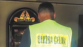 Organizatorowi nielegalnych gier, ale także właścicielowi lokalu, grozi kara administracyjna – 100 tysięcy złotych od każdego nielegalnego automatu