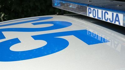 Jechał rowerem, bawił się telefonem, miał słuchawki. Uderzył w samochód