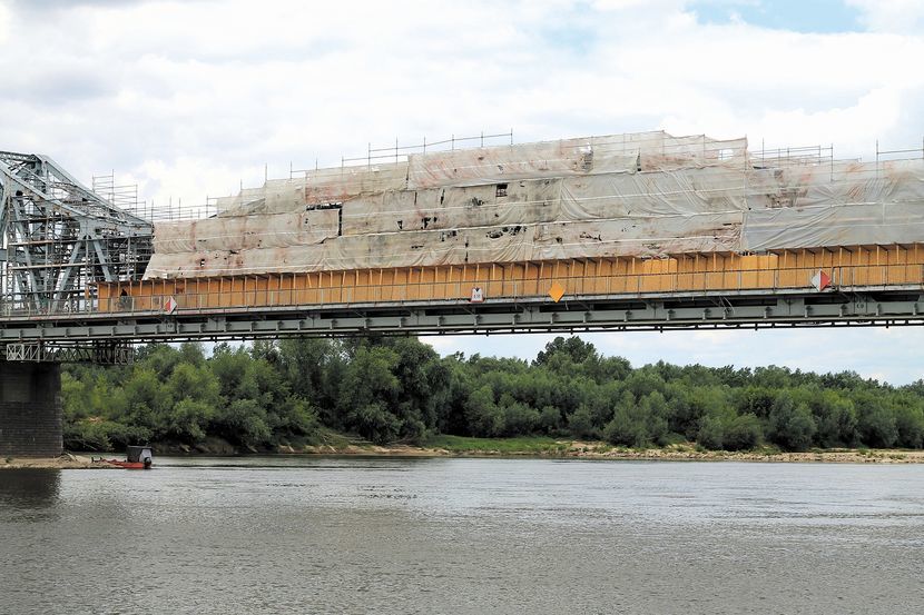 Według osób pływających po Wiśle, zrzuty piasku dokonywane przez wykonawcę remontu mostu mogą stwarzać realne niebezpieczeństwo, szczególnie dla kajakarzy<br />
