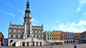 Schody przy zamojskim Ratuszu zamknięte dla turystów