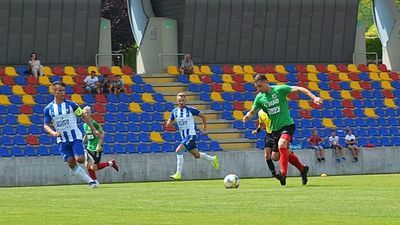 Paweł Myśliwiecki (przy piłce) i jego koledzy okazali się lepsi od Wisły Puławy

