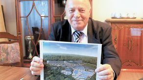 Wrzesień 2017, Wąwolnica. Witold Woliński prezentuje pierwsze wizualizacje celejowskich term. Koszt budowy całego kompleksu wyceniono na 140 mln zł