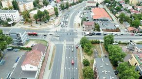  Z pomiarów ruchu wynika, że nawet 600 kierowców w ciągu godziny chce na tym skrzyżowaniu jechać prosto do nowej dwupasmówki