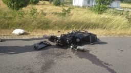 Leopoldów: Motocyklista chciał wyprzedzić citroena, zderzył się z audi