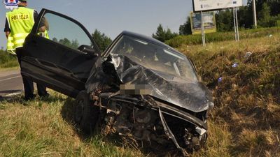 Zderzenie z dzikiem skończyło się dachowaniem