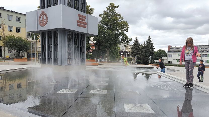 Zgodnie z regulaminem na palcu Konstytucji 3 Maja w Świdniku nie wolno myć się i kąpać w fontannach<br />
