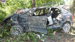 Wypadek koło Nielisza. Samochód wypadł z drogi i uderzył w drzewo