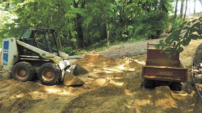 Na Podzamczu widać postępy robót przy budowie spacerowej promenady
