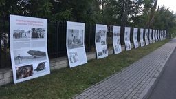 Wystawa na płocie kościoła przy ulicy Dokudowskiej 