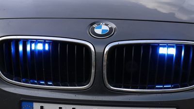 Policyjne BMW wyprzedził na podwójnej ciągłej. Pędził do szpitala