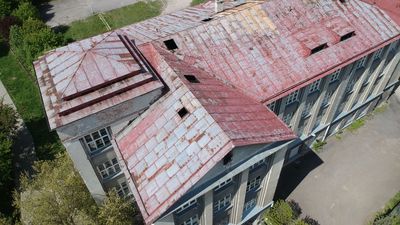 Nie znaleźli podpalaczy dawnej szkoły. Zaczyna się rozbiórka sali gimnastycznej