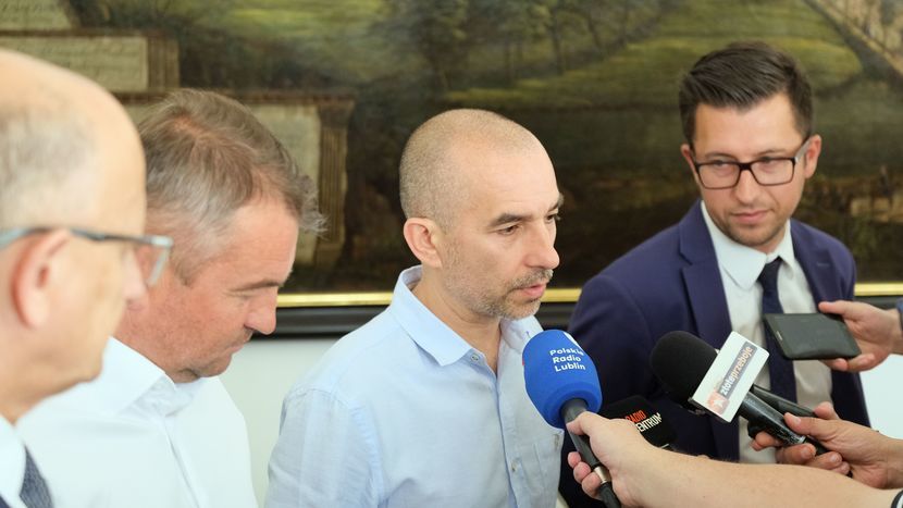 Paweł Majka (drugi z prawej) został w czwartek nowym prezesem Motoru Lublin. Obok były szef lubelskiego klubu Leszek Bartnicki