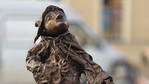 Symbolem wizualnym Szlaku są rzeźby krasnali, podobne do tej, która stanęła na rynku w Zamościu (na zdjęciu). W Kraśniku powstałaby rzeźba jednego z bohaterów powieści Ogińskiej, krasnala Słomki, z elementami cegły kraśnickiej