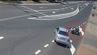 Dziadek wiozący wnuka na motocyklu uderzył w samochód. Zostawił dziecko i uciekł! [wideo]