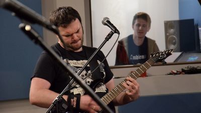 Ludzie, może trochę nostalgicznie, tęsknią za tym, co było w latach 80. Szczególnie, że te największe gwiazdy, jak Iron Maiden czy Judas Priest, są już na finiszu swoich karier. Ludzie szukają, może nie następców, bo to nie jest taka skala, ale tych samych emocji, które towarzyszyły latom 80. i narodzinom, chociażby, brytyjskiej fali heavy metalu - mówi Marcin Puszka.