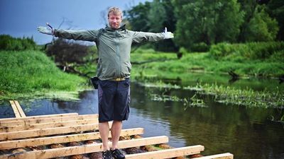  Łukasz Długowski podczas budowy  tratwy 