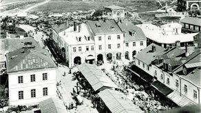 Przedwojenna fotografia Rynku Solnego zrobiona z wieży ratusza. Trzy kamienice na wprost stoją przy ul. Zamenhofa. Trzecia od lewej to „10” To tutaj mieszkali Jonas Chaim i Sura Wolwenfeldowie