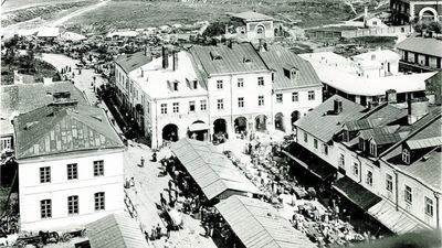 Przedwojenna fotografia Rynku Solnego zrobiona z wieży ratusza. Trzy kamienice na wprost stoją przy ul. Zamenhofa. Trzecia od lewej to „10” To tutaj mieszkali Jonas Chaim i Sura Wolwenfeldowie