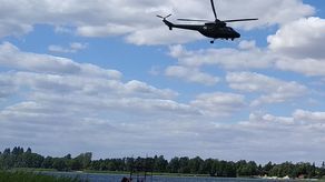 Nad jeziorem Białym żołnierze ćwiczyli m.in. desant z niskiego pułapu wprost do wody